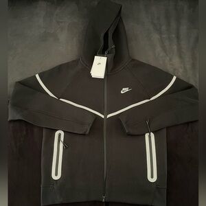 NIKE TECH REFLECTIVE HOODIE
SIZE MEDIUM FITS BETWEEN M/S